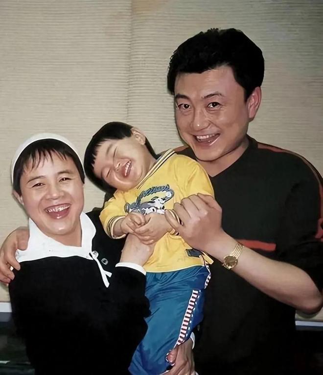 61岁王宁日本换血手术画面曝光全家出动金龟子做美容很享受